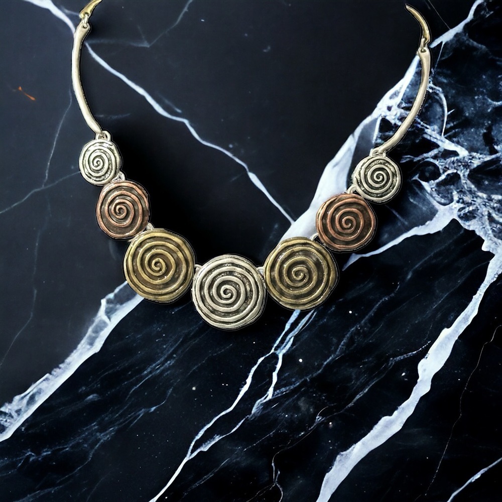 Just Jewelry Silver Copper Brass Tone Etched Spiral Medallion Necklace 18” NWT